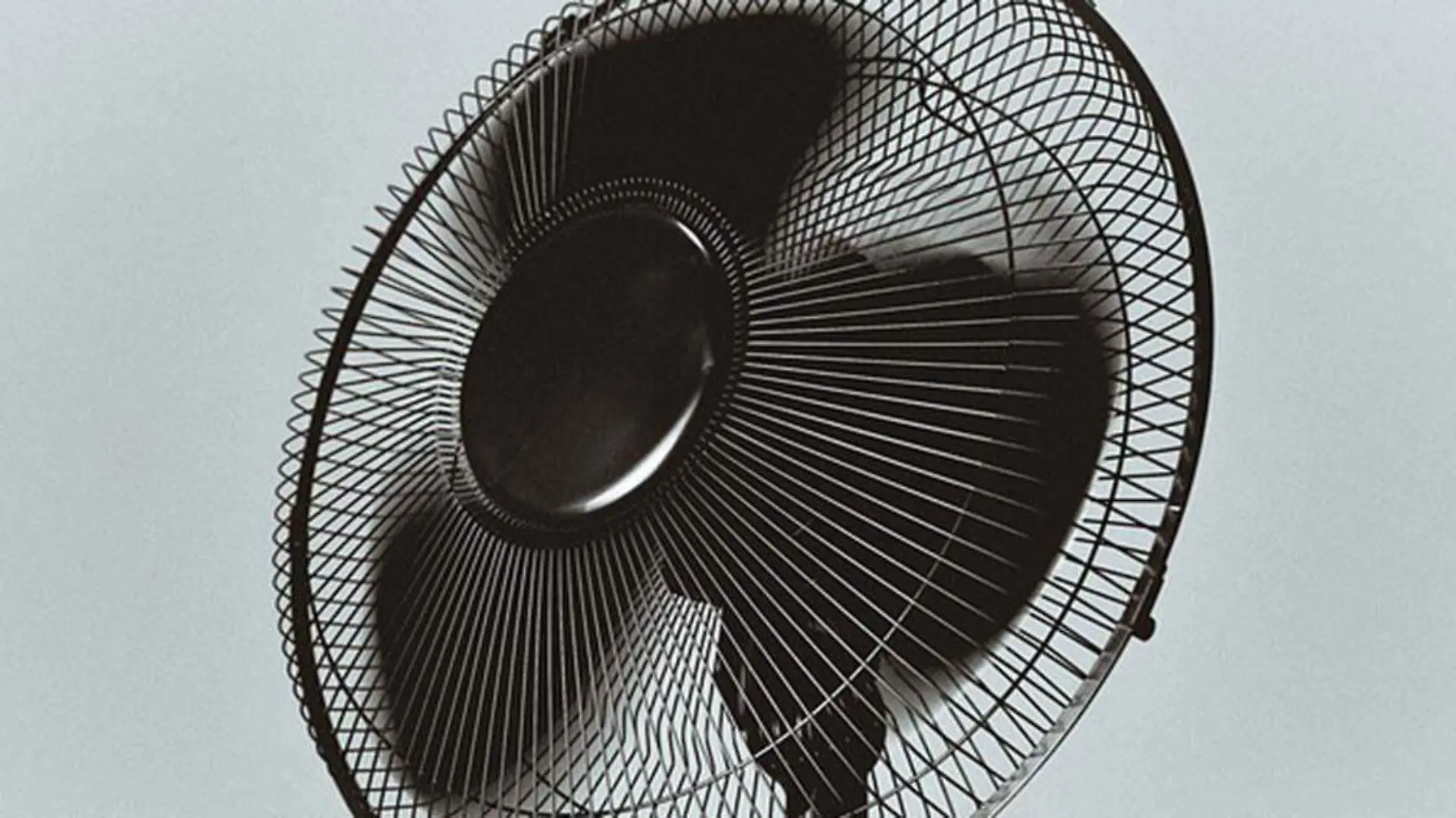 El uso de ventiladores para enfriar los espacios que suelen convertirse en hornos ha incrementado en los últimos días